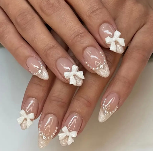 Ongles autocollants élégants avec perles et nœud en forme de cœur – Pour femmes et filles – 24 pièces, forme amande courte, couleurs variées, finition brillante.